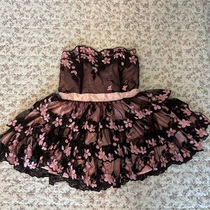 Black and pink strapless floral detail tiered mini dress XXL